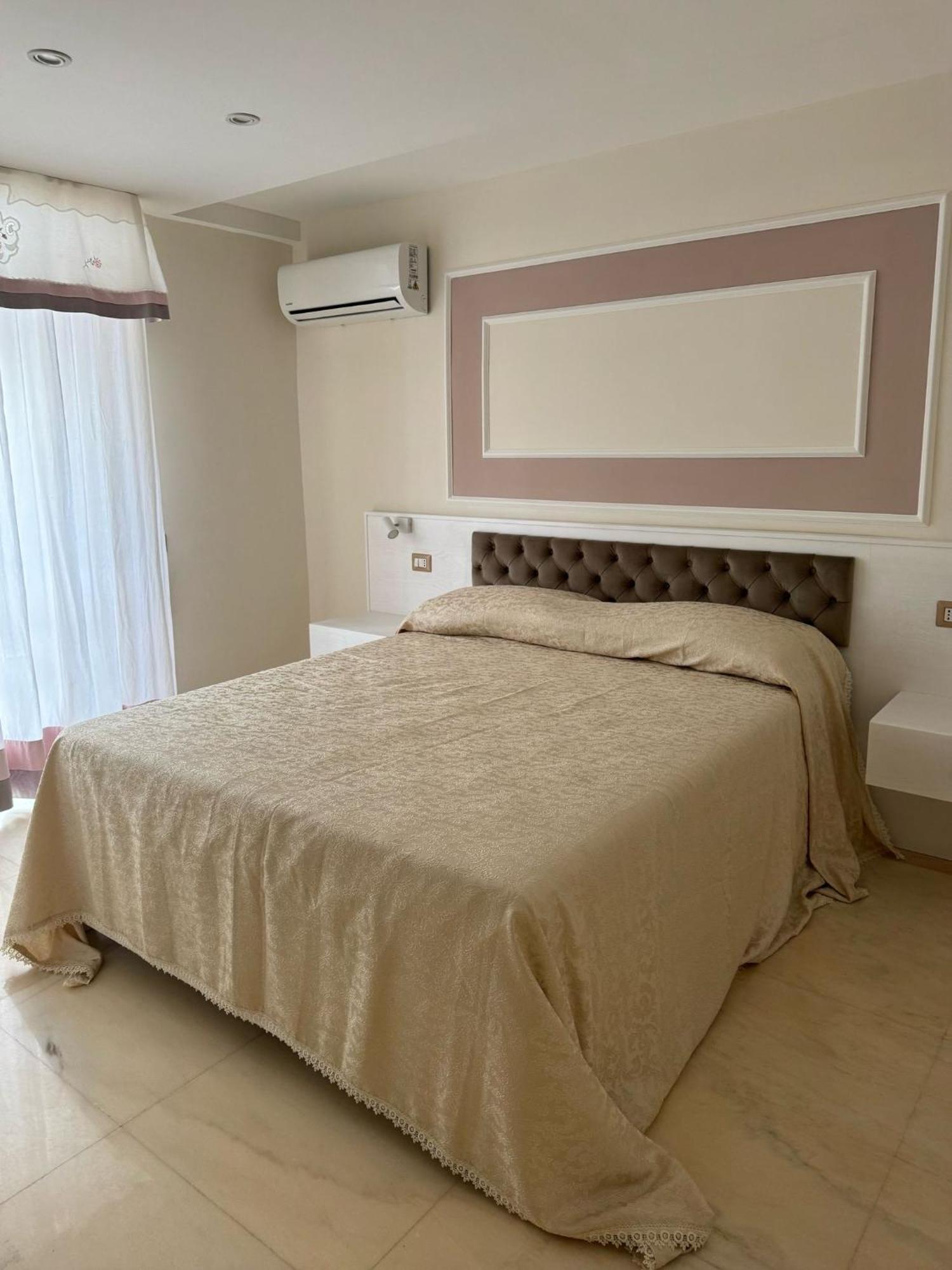 Bernini House Naples Hotell Exteriör bild